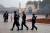 중국 신장 지역 이드 카 모스크 앞 광장을 공안들이 순찰하고 있다. [AP=연합뉴스] 