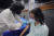 미국 미시시피주(州) 잭슨 소재 잭슨주립대에서 대학 병원 간호사가 14세 청소년에게 화이자 백신을 접종하고 있다.[AP=연합뉴스]