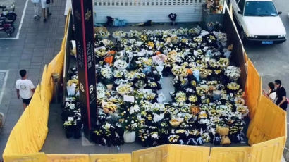 지하철 홍수로 14명 숨진 中…시민들 꽃에 가림막 쳤다