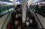 서울의 한 지하철역에서 승객들이 이동하는 모습(사진은 기사와 직접적 관련이 없습니다). 연합뉴스