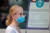 미국 뉴욕에서 27일 한 여성이 마스크를 썼다. 미 CDC는 이날 백신 접종자도 마스크를 쓰라고 권고했다. [로이터=연합뉴스]