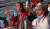  28일 일본 지바의 마쿠하리 메세 펜싱경기장에서 외국선수들과 관계자들이 마스크를 내리고 함성을 지르며 응원을 펼치고 있다. 올림픽사진공동취재단