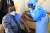 지난 3월 18일 콘스탄티노 치웬가 짐바브웨 부통령(왼쪽)이 수도 하라레의 윌킨 병원에서 중국산 시노팜 코로나19 백신 두 번째 접종을 받고 있다. [신화=연합뉴스]