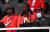 지난 27일 일본 지바 마쿠하리 메세홀A에서 자국 선수들을 응원온 관계자들이 마스크를 벗은 채 앉아 있다. 올림픽사진공동취재단