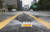 열기로 달아오른 아스팔트 도로 면을 식히고 먼지를 제거하는 '클린로드' 시스템이 28일 서울 중구 세종대로에서 작동하고 있다. 김성룡 기자