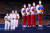 시몬 바일스를 포함한 미국 체조 여자 대표팀(왼쪽)은 27일 일본 도쿄의 아리아케 체조경기장에서 열린 대회 여자 기계체조 단체전 결승에서 은메달을 획득했다. 금메달은 러시아올림픽위원회(오른쪽)에 돌아갔다. 로이터=연합뉴스