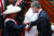 펠리페 6세 스페인 국왕이 28일 페루 대통령 취임식장에서 페드로 대통령과 인사하고 있다. EPA=연합뉴스