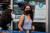 지난 27일 미국 뉴욕 타임스스퀘어에서 시민들이 마스크를 쓰고 걸어가고 있다.[로이터=연합뉴스]