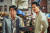 영화 ‘모가디슈’에서 소말리아 내전에 갇힌 한국 대사 한신성(왼쪽·김윤석)은 강대진 참사관(조인성)과 생존을 위해 머리를 맞댄다. [사진 롯데엔터테인먼트]