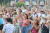 관람객들이 24일 런던 알렉산드라 궁전 공원에서 열린 페스티벌에 참석하며 춤을 추고 있다. 연합뉴스