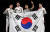구본길, 오상욱, 김정환, 김준호(왼쪽부터)가 28일 일본 지바 마쿠하리 메세 B홀에서 열린 2020 도쿄올림픽 펜싱 남자 사브르 단체 결승전 이탈리아와의 경기에서 승리한 포즈를 취하고 있다. 올림픽사진공동취재단