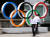 28일 올림픽 조형물 앞으로 일본 도쿄 시민이 지나가고 있다. 로이터=연합뉴스