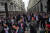 페드로 신임 페루 대통령(가운데 모자 쓴 사람)이 28일 취임식을 하기 위해 걸어서 의사당으로 향하고 있다. AFP=연합뉴스