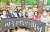 농산물 생산자의 판로를 제공하는 롯데마트 서울역점에서 전남 고흥군과 함께 고흥군의 주요 농산물인 마늘 가격 안정을 위한 ‘고흥 마늘 농가 돕기 기획전’을 홍보하고 있다. [사진 롯데쇼핑]