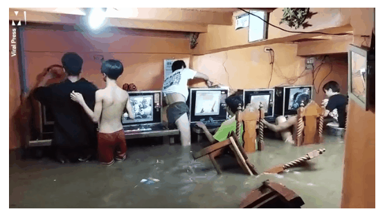 이런 '게이머 정신'…태풍 침수 PC방, 겁없는 필리핀 10대들
