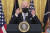 29일(현지시간) 조 바이든 미국 대통령이 백악관 브리핑 전까지 쓰고 있던 마스크를 벗고 있다. 이날 바이든 대통령은 미국인에게 다시 한번 백신 접종을 당부했다. [EPA=연합뉴스]