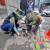 27일 강남역 12번 출구 인근 유흥가에서 맨홀 청소를 하는 배모(74)씨의 모습. 이해선 인턴기자