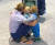 영국 조정 대표팀의 헬렌 글로버가 공항에서 세 자녀를 품에 안고 있다. [헬렌 글로버 트위터 캡처]