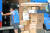 가마솥더위가 이어진 29일 오후 서울 용산전자상가에서 택배노동자가 집하작업을 하고 있다. 뉴스1