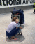 공항에 글로버를 마중 나온 세 자녀가 차례로 달려가 안기고 있다. [글로버 트위터 캡처]