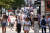 지난 19일 영국 런던 거리. 광장공포증을 겪으면 인파가 오가는 공공장소에 나서는 것을 힘들어 한다. [AFP=연합뉴스]