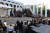 폴란드 시민들이 31일 바르샤바 크라신스키 광장에서 열린 바르샤바 봉기 77주년 추모행사에 참석하고 있다. AFP=연합뉴스