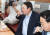 야권 대권주자인 윤석열 전 검찰총장이 7월 27일 부산 서구의 한 식당을 방문, 지역 국회의원들과 함께 식사하면서 소주를 마시고 있다.뉴스1