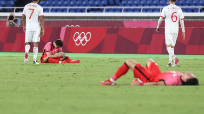 "테니스 스코어냐"…은색 군번줄로 조롱당한 한국 축구 