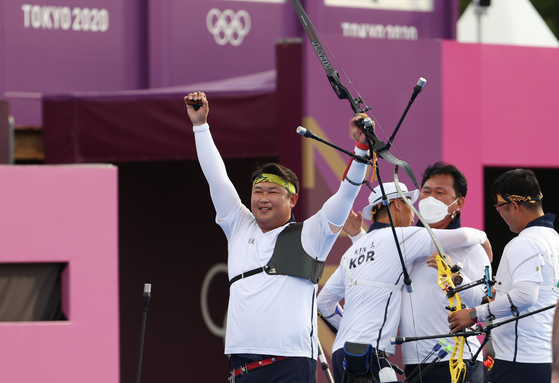 26일 일본 유메노시마 공원 양궁장에서 열린 도쿄올림픽 남자 단체전 대만과의 결승에서 금메달을 확정한 뒤 오진혁(왼쪽), 김제덕, 김우진(오른쪽)이 기뻐하고 있다. [연합뉴스]
