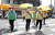 양승조 충남지사(앞줄 가운데)가 지난달 30일 홍성에서 양산 쓰기 캠페인을 진행하고 있다. [사진 충남도]