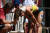 1일 오전 올림픽 스타디움에서 여자 3000m 장애물 1라운드 경기를 마친 호주 선수가 아이스팩으로 더위를 식히고 있다. AFP=연합뉴스