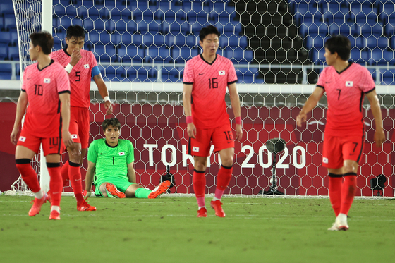 네 번째 골을 내준 뒤 망연자실하는 한국 선수들. [올림픽사진공동취재단]