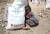 예멘 사나 외곽 지역에서 고향을 떠난 어린이가 지역 구호 기관이 긴급 제공한 식량 주머니 옆에 앉아 있다.EPA=연합뉴스