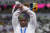 미국의 포환던지기 선수 레이븐 손더스가 지난 1일 2020 도쿄올림픽 육상 여자 포환던지기 결선에서 2위를 기록, 시상식에서 은메달을 목에 걸고 X자를 그리는 제스처를 하고 있다. AP=연합뉴스