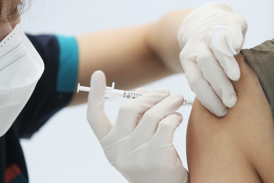 지난달 30일 오후 코로나19 서울시 동작구 예방접종센터가 마련된 동작구민체육센터에서 의료진이 백신을 접종하고 있다. 연합뉴스