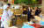 황희 문화체육관광부 장관이 지난달 24일 일본 도쿄 헨나 호텔에 마련된 대표팀 급식지원센터를 방문해 근무자들을 격려하고 있다. [사진 주일한국문화원]