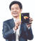 레이쥔 회장이 지난 3월 샤오미의 첫 폴더블폰 ‘미믹스 폴드’를 소개하고 있다. [EPA=연합뉴스]