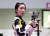 지난달 24일 도쿄 아사카 사격장에서 열린 여자 10m 공기소총 결선에서 대회 첫 금메달의 주인공이 된 중국 양첸이 극적인 승리에 놀라고 있다. [연합뉴스]