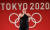 뉴질랜드 여성 역도대표팀 로렐 허버드가 2일 저녁 일본 도쿄 국제 포럼에서 열린 '2020 도쿄올림픽' 여자 역도 87kg급 인상 3차 시기에서 바벨을 들어올리지 못해 아쉬워 하며 인사하고 있다. 뉴스1 