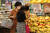 지난달 27일 서울 시내 한 대형마트에서 물건을 고르는 시민들의 모습. [뉴스1]