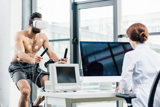 가상현실(VR)을 활용한 훈련 (출처: envato)