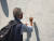3일 흰색 페인트로 덮여 사라진 이른바 '쥴리 벽화' 위에 지나가던 시민이 글귀를 적고 있다. 양수민 인턴기자