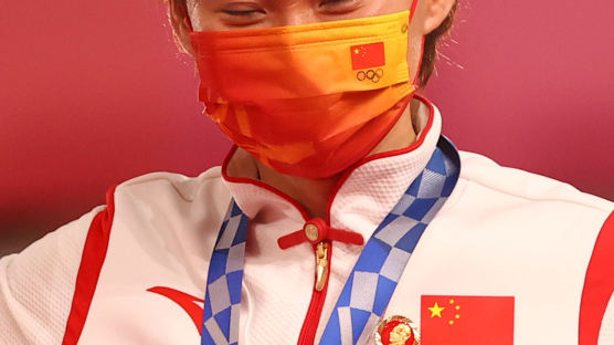 중국 사이클 선수들, 시상대서 마오쩌둥 배지 '논란'