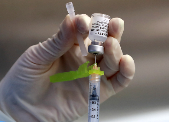 서울의 한 코로나19 예방접종센터에서 의료진이 화이자 백신을 추출하고 있다. 뉴스1