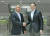 정의선 현대차그룹 회장(왼쪽)과 구광모 LG 회장이 지난해 6월 22일 충북 청주시 LG화학 오창공장에서 만나 악수하고 있다. 뉴스1