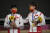 지난 2일 중국 사이클 금메달리스트 바오산쥐(왼쪽)와 중톈스 선수가 마오쩌둥 주석의 얼굴이 새겨진 배지를 달고 시상대에 올랐다. [AP=연합]
