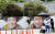지난 21일 전남 신안군 암태도 기동삼거리에 설치된 벽화 앞에서 관광객들이 사진을 찍고 있다. 프리랜서 장정필
