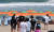 지난 3일 오후 삼척시 근덕면 맹방해변 백사장을 찾은 관광객들이 BTS의 버터 앨범 재킷과 똑같은 모습으로 제작된 포토존에서 인증샷을 찍기 위해 줄을 서 있다. [사진 삼척시]