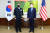 정의용 외교부 장관(오른쪽)이 지난 6월 3일 서울 용산구 한남동 공관에서 한국을 방문한 존 아퀼리노 미국 신임 인도·태평양사령관과 기념촬영을 하고 있다. [사진 외교부]