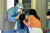 신종 코로나바이러스 감염증(코로나19)이 일파만파 확산하고 있는 가운데 5일 대전의 한 코로나19 선별검사소에서 의료진이 방문한 시민들을 분주히 검사하고 있다.김성태 프리랜서